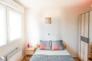 - une chambre avec un lit et une fenêtre dans l'établissement Superbe Appartement près du Stade de France et Paris, à Villetaneuse