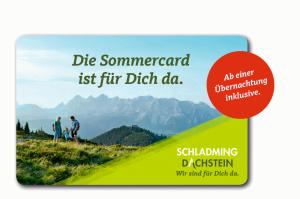 een boekomslag met twee mensen die op een berg lopen bij Posers Bergwelt in Schladming