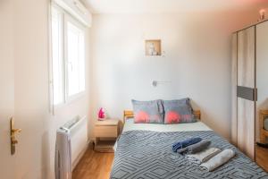 - une chambre avec un lit et 2 serviettes dans l'établissement Superbe Appartement près du Stade de France et Paris, à Villetaneuse