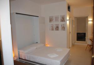 Un pat sau paturi într-o cameră la Sere Sea Home Rome