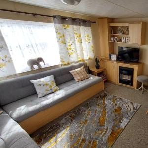 uma sala de estar com um sofá e uma janela em SKYLA VISTA Clacton-on-Sea em Clacton-on-Sea