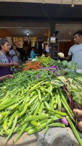 Hakuna Matata Arugambay في آروغام باي: تكدس الخضروات في السوق