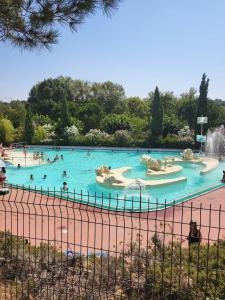 un gran parque acuático con gente nadando en él en T2 Haut de gamme - Gare Muret - TV & Wifi HD, en Muret