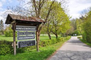 ein Schild im Gras neben einer Straße in der Unterkunft Kreuzberghof in Tiefenbach
