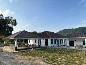 uma casa com um jardim em frente em Ocean Villa, Radiant Teluk Sari em Kampung Mawar