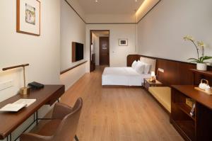 Televisyen dan/atau pusat hiburan di Wuyu Hotel, Smart Park & Happy Valley Jinshansi Metro