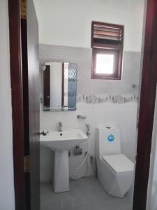 Ένα μπάνιο στο SADHARA VILLA