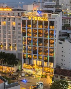 TND Hotel في نها ترانغ: مبنى طويل مع علامة الفندق النهائية عليه