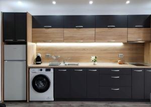 eine Küche mit Waschmaschine und Spüle in der Unterkunft Apartment DEVA in Baltschik