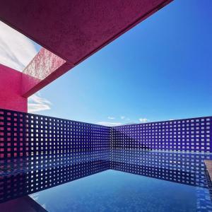una piscina con vistas al cielo en Habitación en Casa Estudio Guerrero en Santiago