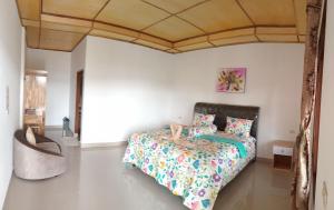 ein Schlafzimmer mit einem Bett in einem Zimmer in der Unterkunft Alice Villa in Tuk Tuk
