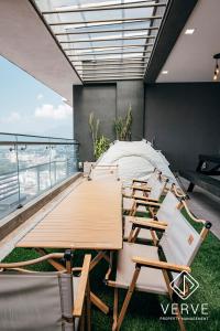 un groupe de tables et de chaises dans une pièce dans l'établissement Ipoh Octagon Premium Suites by Verve, à Ipoh 116 autres photos
