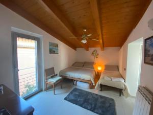 een slaapkamer met 2 bedden en een plafondventilator bij villa california seafront in Montesilvano
