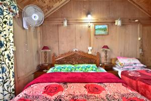 Katil atau katil-katil dalam bilik di Houseboat Zaindari Palace