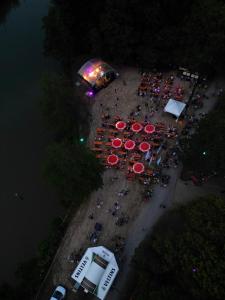 Výhled na řeku, která protéká v blízkosti hotelu