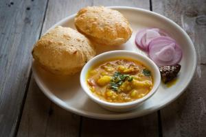 ein Teller mit Essen mit einer Schüssel Suppe und Keksen in der Unterkunft Hotel Indo Continental in Neu-Delhi