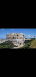 - une vue sur un grand bâtiment dans un champ dans l'établissement La Tiny house, à Ardres