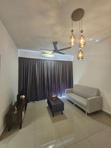 - un salon avec un canapé et un ventilateur de plafond dans l'établissement Bayu Temaing Residence - Eco Friendly Retreat, à Seremban