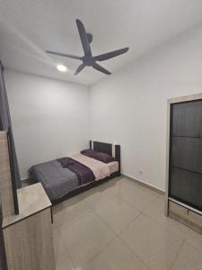 - une chambre avec un lit et un ventilateur de plafond dans l'établissement Bayu Temaing Residence - Eco Friendly Retreat, à Seremban