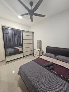 - une chambre avec un lit et un ventilateur de plafond dans l'établissement Bayu Temaing Residence - Eco Friendly Retreat, à Seremban