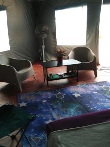 un soggiorno con tavolo e 2 sedie di thesanctuary@telagapapan a Kampung Hulu Caluk