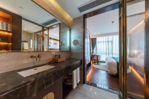 Posteľ alebo postele v izbe v ubytovaní New Century Hotel Qianchao Hangzhou
