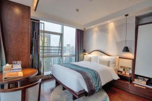 Posteľ alebo postele v izbe v ubytovaní New Century Hotel Qianchao Hangzhou