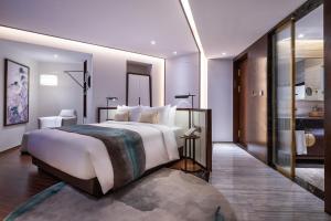 Posteľ alebo postele v izbe v ubytovaní New Century Hotel Qianchao Hangzhou