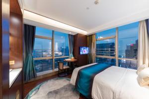 Posteľ alebo postele v izbe v ubytovaní New Century Hotel Qianchao Hangzhou