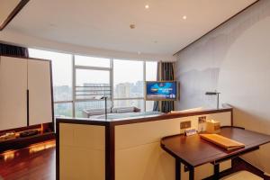Televízia a/alebo spoločenská miestnosť v ubytovaní New Century Hotel Qianchao Hangzhou