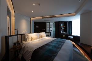 Posteľ alebo postele v izbe v ubytovaní New Century Hotel Qianchao Hangzhou