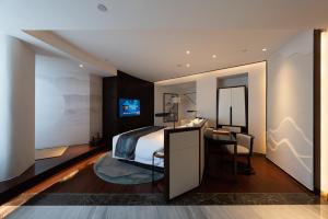 Televízia a/alebo spoločenská miestnosť v ubytovaní New Century Hotel Qianchao Hangzhou