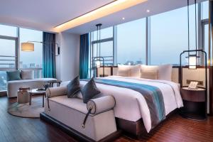 Posteľ alebo postele v izbe v ubytovaní New Century Hotel Qianchao Hangzhou