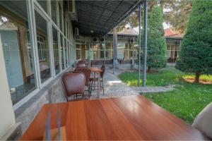 una mesa y sillas en el porche de una casa en Rohat Mirobod, en Tashkent