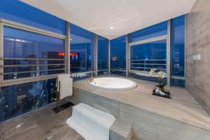 Kúpeľňa v ubytovaní New Century Hotel Qianchao Hangzhou + 37 fotografií