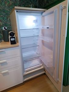 um frigorífico vazio com a porta aberta numa cozinha em Maison Salomé en hyper centre (intégralement rénovée et équipée) em Saint-Omer