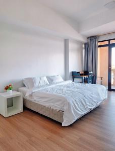 Легло или легла в стая в Cozzzy hut Riverbank Suites Kuching with spectacular River view