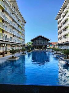 una gran piscina frente a un edificio en Anya and Carl's Comfy, en Mactan