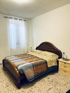um quarto com uma cama, uma janela e uma cómoda em Casadelborgo em Bassiano