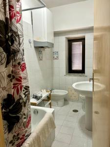 uma casa de banho com uma banheira, um WC e um lavatório. em Casadelborgo em Bassiano