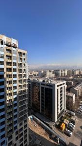 una vista aérea de una ciudad con edificios altos en Sunrise, en Almaty