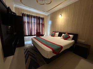 um quarto com uma cama grande num quarto em HOTEL JP REGENCY em Nainital