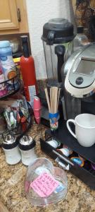 CATmosphere في لاس فيغاس: كونتر مطبخ مع كونتر توب مع آلة صنع القهوة