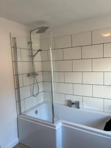 a bath tub with a shower in a bathroom at Little Manor in Chesterfield