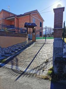 un portail en fer devant un bâtiment en briques dans l'établissement Il Casale del Sole, à Tossicia