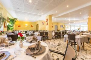 Ресторант или друго място за хранене в Logis SPA Hotel Restaurant De La Poste