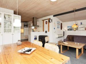 sala de estar con mesa de madera y cocina en Holiday Home Foldenvej, en Jerup