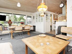 sala de estar con mesa y cocina en Holiday Home Foldenvej, en Jerup