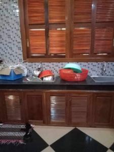 a kitchen counter with bowls on top of it at Leng Seng Na Hotel in Battambang