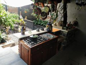 une cuisine avec une cuisinière et quelques casseroles et poêles dans l'établissement Casa orquídea, à Oacalco